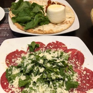 Burrata y carpaccio de res