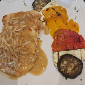 Pollo con almendras y vegetales al gril