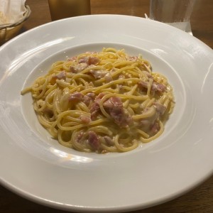 Spaguetti en salsa carbonara.