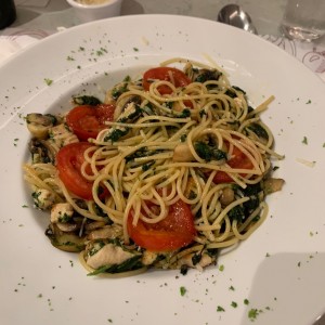 Spaguetti Capri con tomate. 