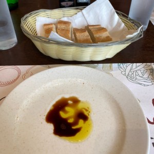 pan de la casa de entrada con aceite y vinagreta especiada 