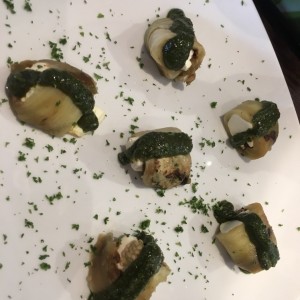 Berenja con queso crema y pesto