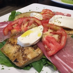 ensalada de berenjena caramelizada con rugula