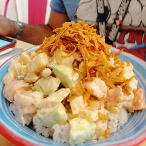 bowl con aguacate y camarones 