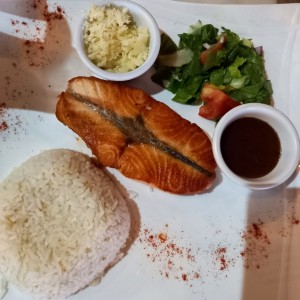 salmon con arroz y ensalada