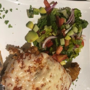 milanesa de pollo, con ensalda verde