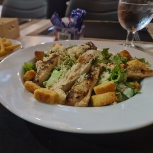 ensalada cesar con pollo.