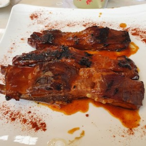 Medio rack de costillas de cerdo