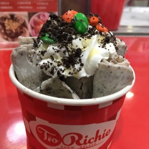 helado de Oreo con topoing de Oreo, M&Ms y crema batida