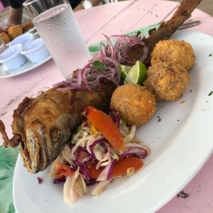 Corvina frita con croquetas de otoe