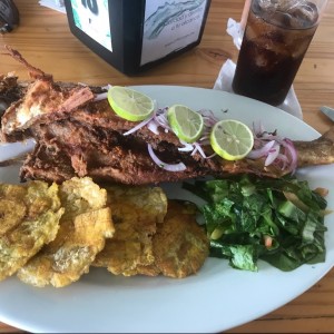 corvina frita con patacones