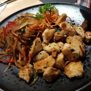 Teppanyaki de pollo con vegetales