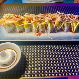 ATO ROLL (Roll de Pescado Blanco y Langostino Apanado, Cebollin, Queso Crema, Topping de Aguacate, Kani, Masago, MayoSpicy y Salsa de Anguila)