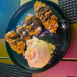 ATO BANANA (Banana Tempurizada, Crumble de Canela, Helado de Vainilla y Sirope de Chocolate)