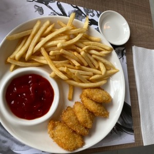 Nuggets de Pescado con Papas Fritas