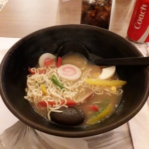 Ramen Caldo de dashi, hongos shitake, vegetales, langostinos y pasta ramen