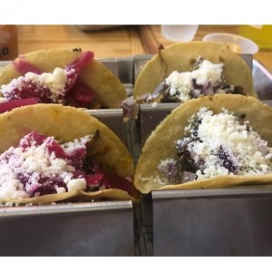 tacos al pastor y cochinitas 