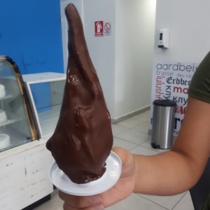 cono mediano con cubierta de chocolate