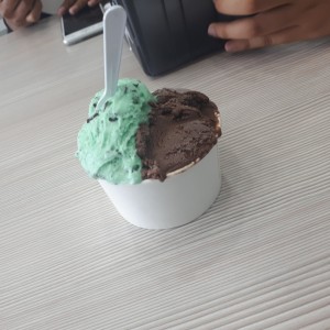 helado de menta granizado con chocolate amargo