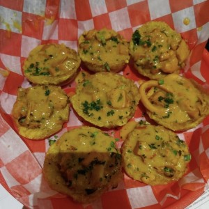 Patacones Rellenos de Mariscos en su Salsa