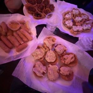 Patacones reyenos de ceviche, pollo y cerdo, deditos de mosarela  