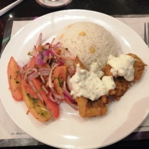 Arroz con pescado y ensalada