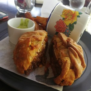 hamburguesa del burguer week ,  que debieron dejar hecha con hojaldre 