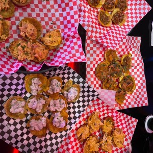 Patacones rellenos de pollo, cerdo, ceviche y mariscos. 