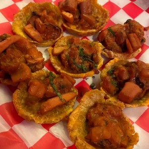 Patacones rellenos de mariscos