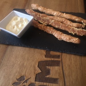 palitos de pan con queso y salsa tartara 