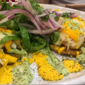 Patacones con topping de pollo, queso y salsas de la casa 