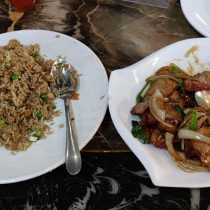 arroz frito y puerco asado