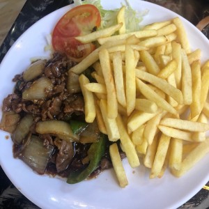 Bistec de carne con papas