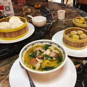 sopa de wantan, hampao y siu mai