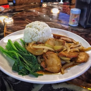 Arroz con Puerco Asado y Hojas de Mostaza