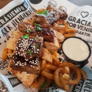 Entrada de trocitos de ribs y pollo (pechuga) con papas fritas y Blue cheese