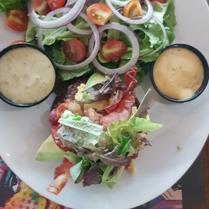 hamburguesa paleo con ensalada