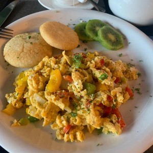 Huevos con vegetales y arepas caseras