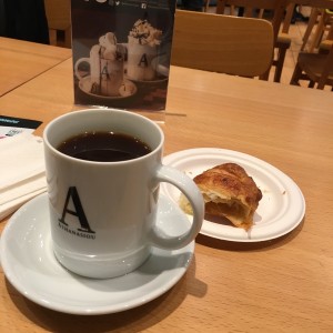 cafe americano y croissant