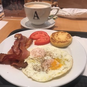 Huevos con tocino, tomate y arepa