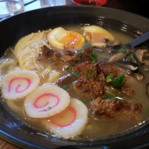 Caldo de jengibre, carne, huevos, shiitake, enoki, fish cake y fideos de arroz