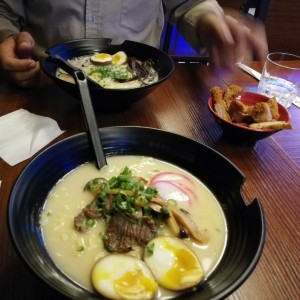 tonkotsu con topping de carne (tonkotsu con topping de cerdo frito [backside])