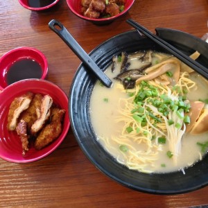 ramen con puerco, enoki, hongos negros y bambu en tonkotsu