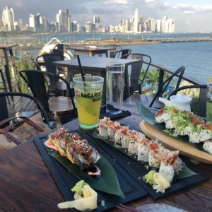 mojito de maracuya y sushi de salmon, cangrejo 