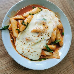 Tteokbbokki con queso 