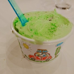 helado de menta con chocolate