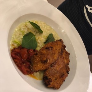 Milanesa de pollo con risotto