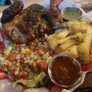 Medio pollo con ensalada y yuca al mojo