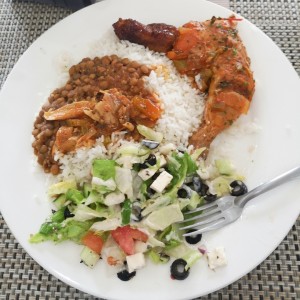 Pollo Guisado, arroz, lentejas y ensalada. 