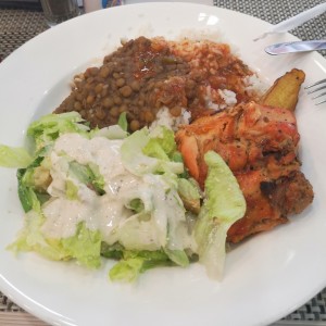 pollo Guisado, arroz, lentejas, tajada y ensalada cesar